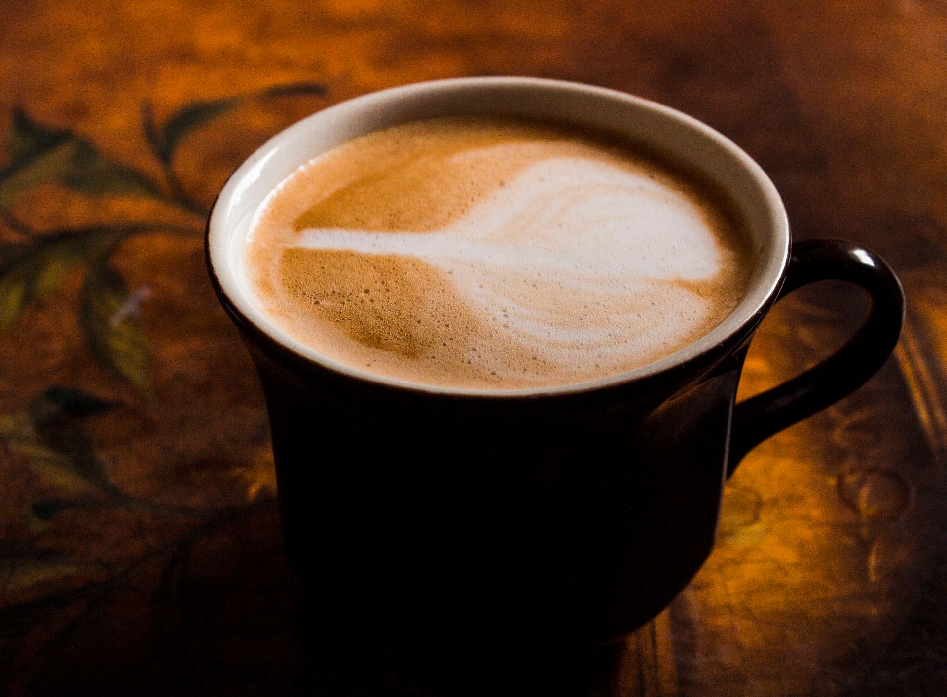 A latte with leaf art in a Corner Cup mug